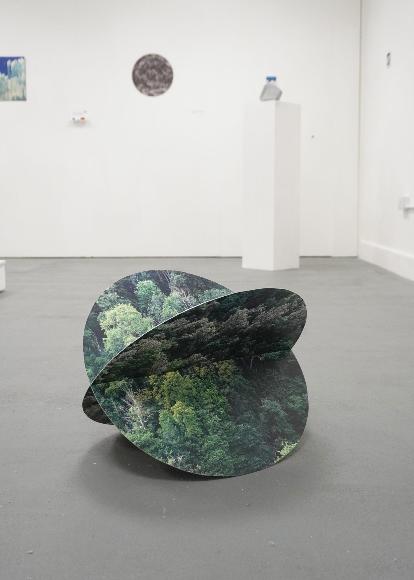 Intersecting Landscapes / vinyl, aluminium / 50x50x50cm
.